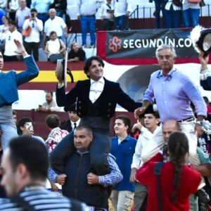 Enième leçon de Ventura, quatre et une queue et sur les épaules avec le maestro Salgueiro et Leonardo Hernández