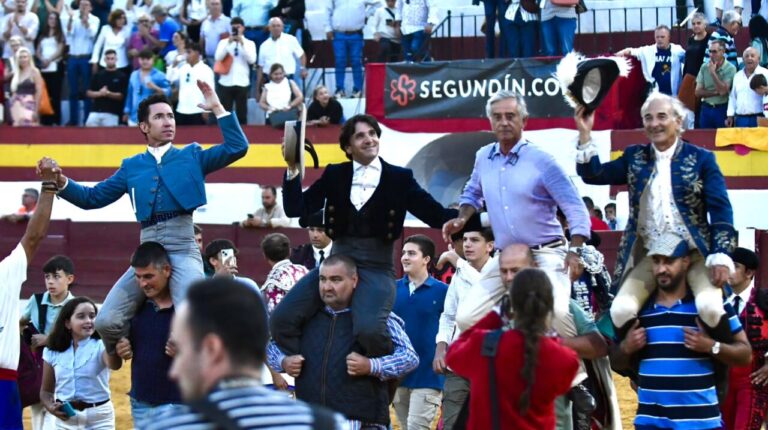 Enième leçon de Ventura, quatre et une queue et sur les épaules avec le maestro Salgueiro et Leonardo Hernández