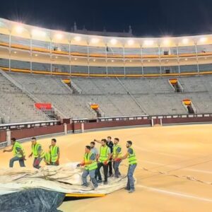 Il s'agit de l'installation de la bâche qui protège l'arène de Las Ventas de la pluie