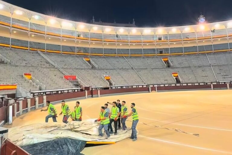Il s'agit de l'installation de la bâche qui protège l'arène de Las Ventas de la pluie


