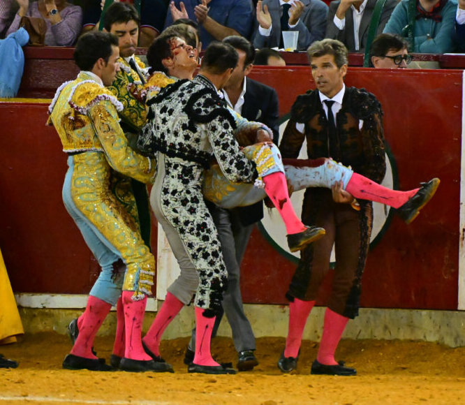 Luque, "luxation de l'épaule gauche et blessure du cuir chevelu au pronostic réservé" après une baise dramatique


