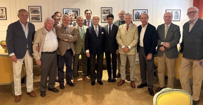 Mario Navas visite le Tertulia Espartaco à l'Hôtel Colón de Séville


