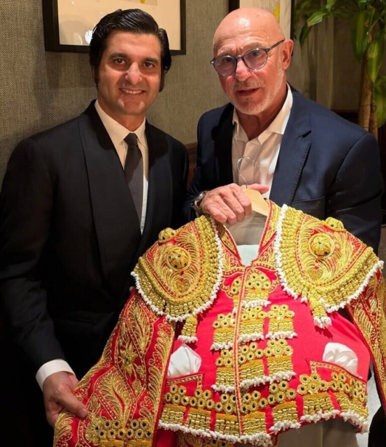 Morante donne à Luis de la Fuente son costume léger de charité historique 2022


