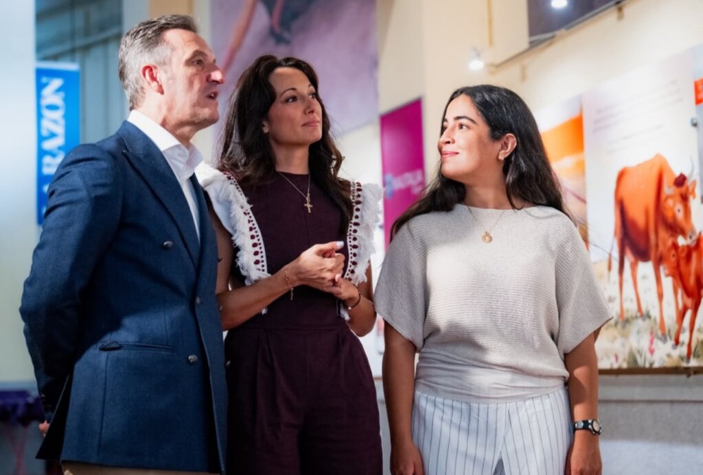 Vanesa Santos et Victoria Mendoza, auteurs de Herencia Viva : El Origen, avec Miguel Martín, directeur général du Centre des Affaires taurines de la Communauté de Madrid
