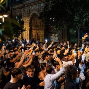 Valence devient folle de Roca Rey : une foule le porte sur ses épaules jusqu'à l'hôtel