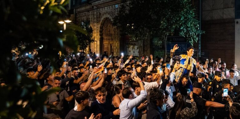 Valence devient folle de Roca Rey : une foule le porte sur ses épaules jusqu'à l'hôtel


